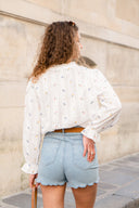 Chemise Daphnéa de la marque IT HIPPIE, haut en tissu léger avec col et manches longues, portée sur un fond neutre.