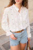 Chemise Daphnéa d'IT HIPPIE, haut élégant en tissu léger, portée avec col et manches longues, vue de face.