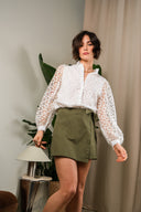 Chemise Axelle IT HIPPIE, haut léger en tissu fluide, avec col classique et manches longues, portée portée sur mannequin.