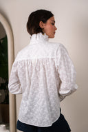 Chemise Esme de la marque IT HIPPIE, haut en tissu léger avec col et manches longues, portée sur un mannequin.