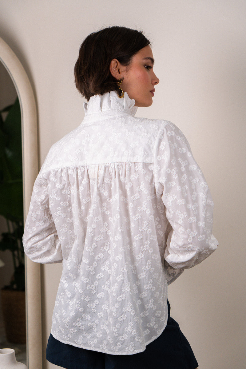 Chemise Esme de la marque IT HIPPIE, haut en tissu léger avec col et manches longues, portée sur un mannequin.