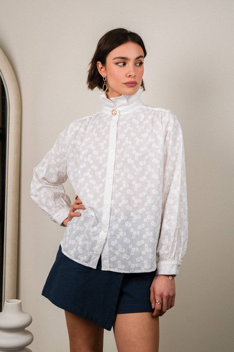 Chemise Esme de IT HIPPIE, haut en tissu léger avec col traditionnel et manches longues, portée sur mannequin.