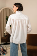 Chemise Ève de la marque IT HIPPIE, haut en tissu léger avec détails élégants, portée sur un mannequin.