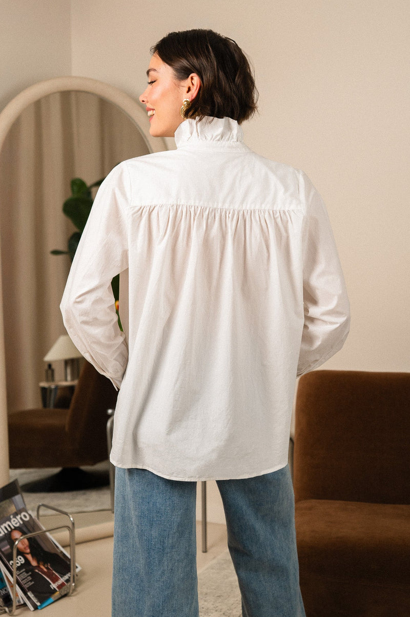 Chemise Ève de la marque IT HIPPIE, haut en tissu léger avec détails élégants, portée sur un mannequin.