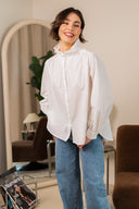 Chemise Ève de la marque IT HIPPIE, haut en tissu léger avec col et manches longues, portée sur un mannequin blanc.