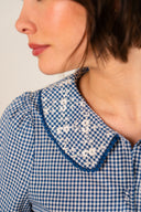 Chemise Elie de la marque IT HIPPIE, haut en tissu léger avec col et manches longues, portée sur un mannequin.