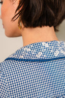 Chemise Elie de IT HIPPIE, haut en tissu léger avec col classique et manches longues, portée sur un modèle.