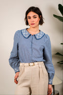Chemise Elie de la marque IT HIPPIE, haut tendance en tissu léger, portée sur un modèle.