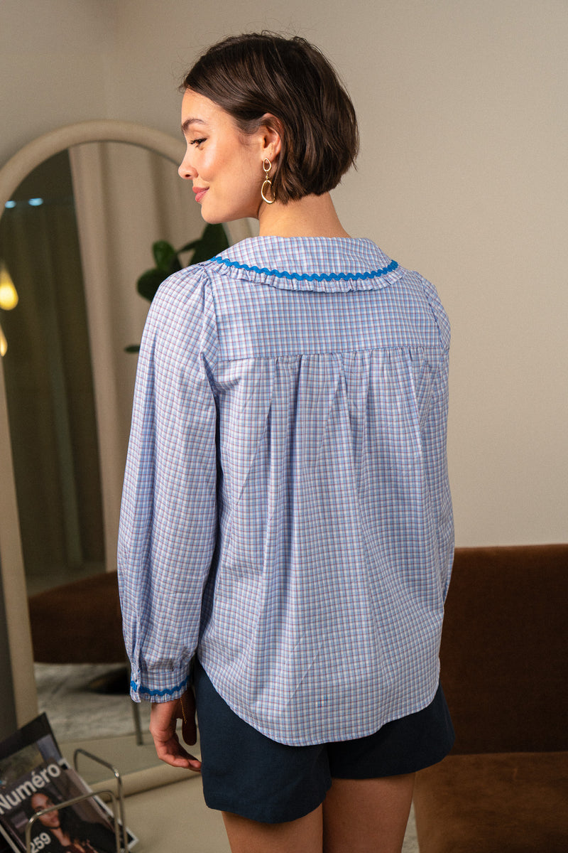 Chemise Inès de la marque IT HIPPIE, haut en tissu léger avec col et manches longues, portée sur un fond neutre.
