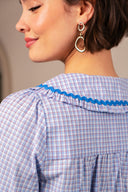 Chemise Inès de la marque IT HIPPIE, haut tendance pour femme, en tissu léger avec manches longues et boutonnière.