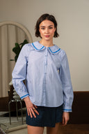 Chemise Inès de la marque IT HIPPIE, haut en tissu léger avec col et manches longues, vue de face sur fond neutre.