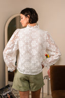 Chemise Anya de IT HIPPIE, haut en tissu léger avec col et boutons, portée sur un mannequin.