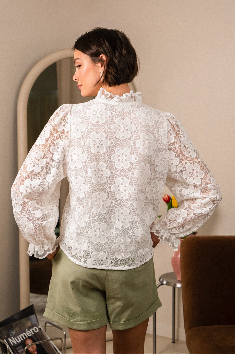 Chemise Anya de IT HIPPIE, haut en tissu léger avec col et boutons, portée sur un mannequin.