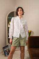 Chemise Anya de IT HIPPIE, haut à manches longues en tissu léger, couleur neutre, portée sur un modèle.