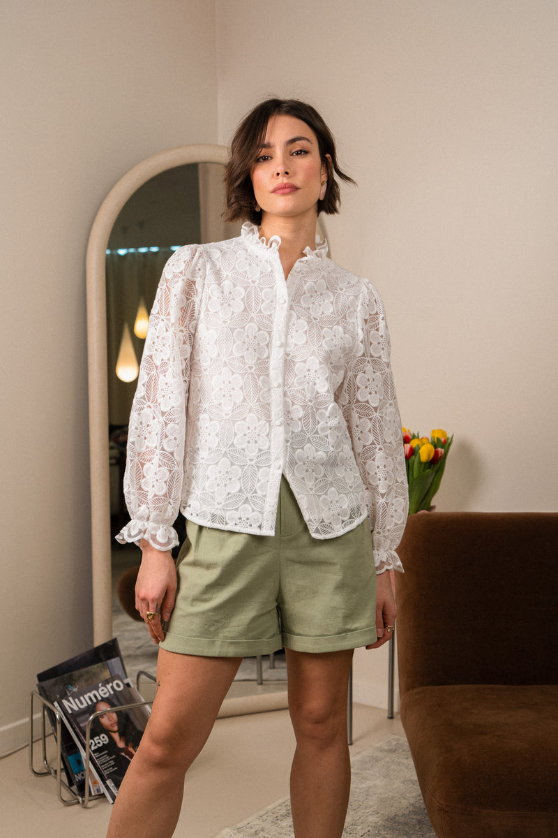 Chemise Anya de IT HIPPIE, haut à manches longues en tissu léger, couleur neutre, portée sur un modèle.