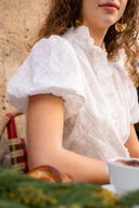 Chemise Cora de la marque IT HIPPIE, haut en tissu léger avec col et manches longues, portée sur un mannequin.