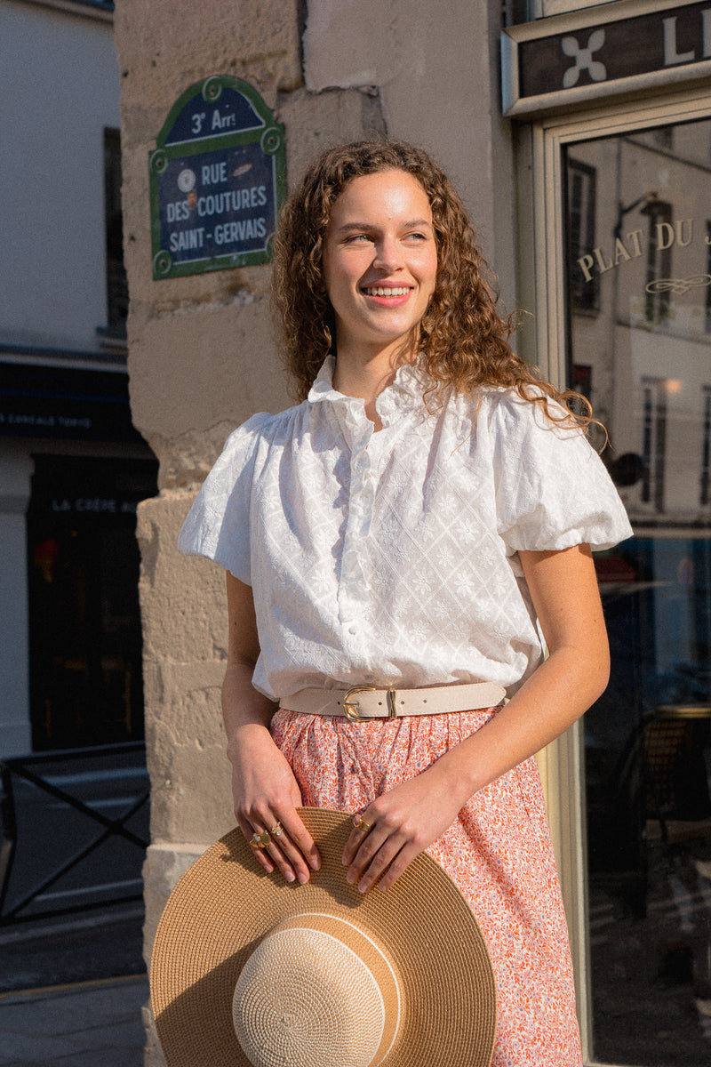 Chemise Cora de IT HIPPIE, haut en tissu léger avec col et manches longues, portée portée sur mannequin.