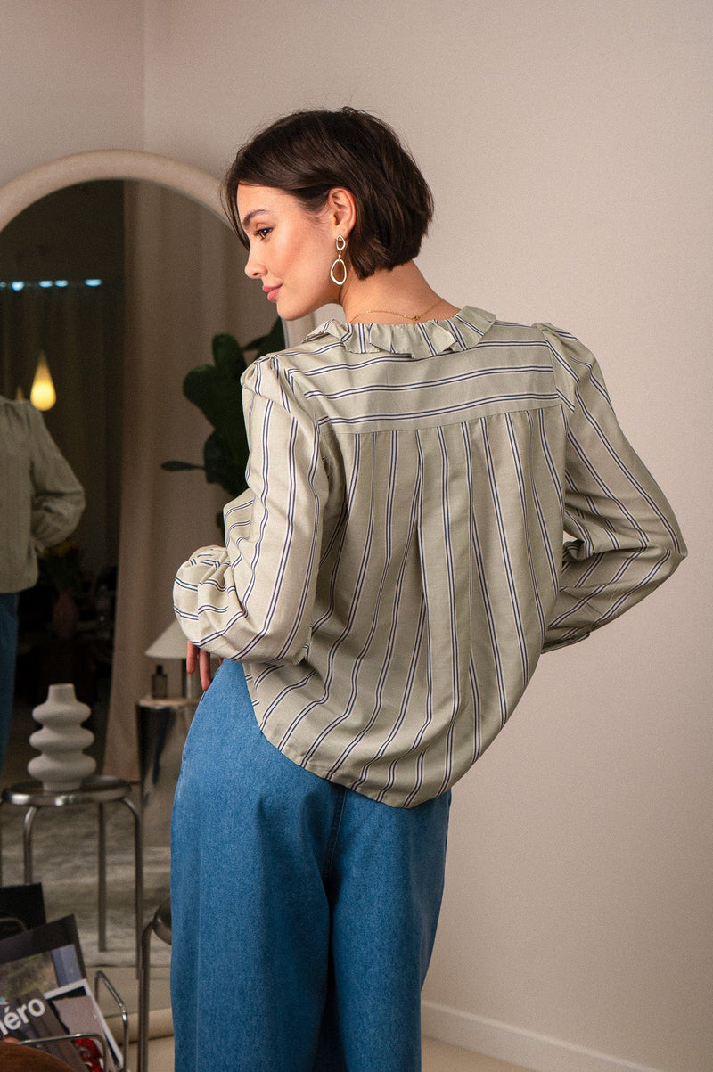 Chemise Liora d'IT HIPPIE, haut léger en tissu fluide, portée avec col en V et manches longues, vue de face.