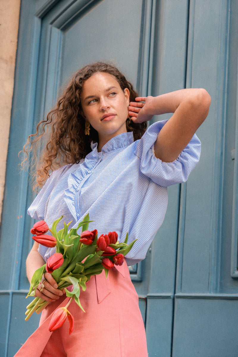 Haut Oly de IT HIPPIE, style tendance, en tissu léger, couleur neutre, porté sur mannequin, détails du col et manches visibles