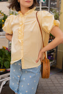 Chemise Léonie femme en coton jaune, patte de boutonnage à volants - It Hippie