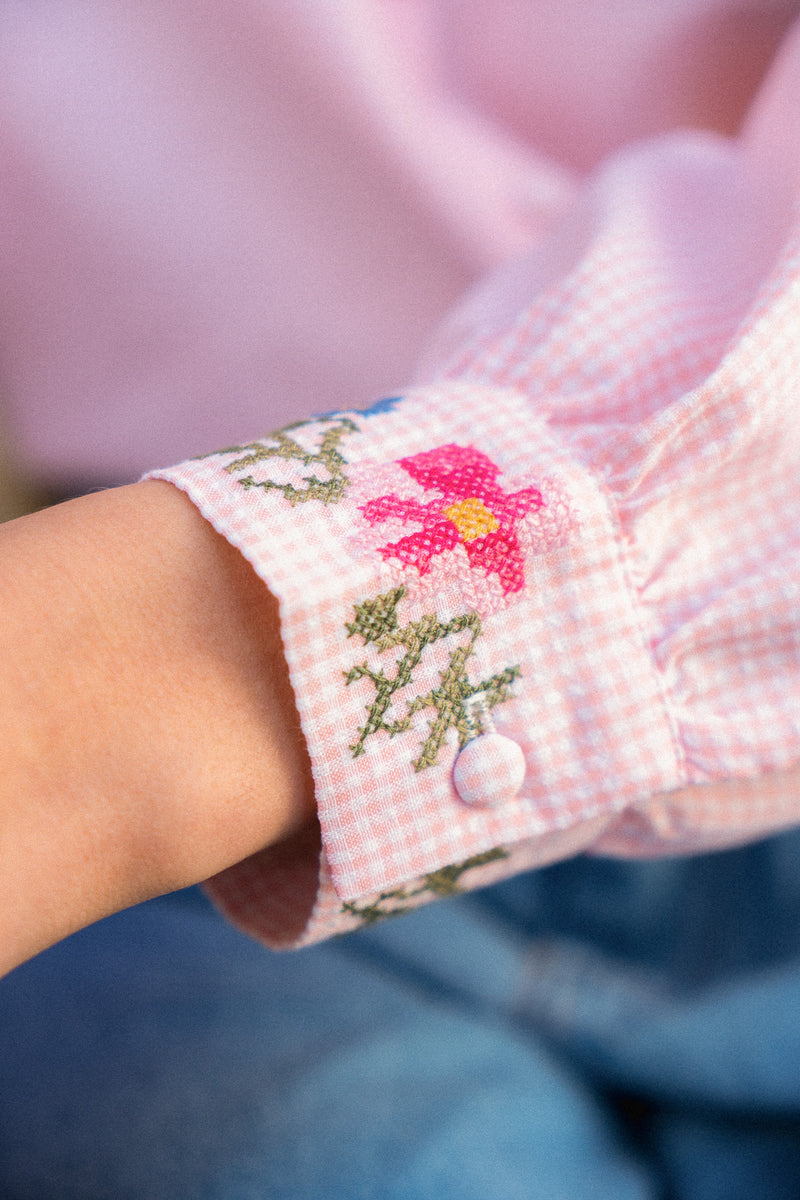 Chemise brodée Iris de la marque IT HIPPIE, haut en tissu léger avec motifs floraux délicats, vue de face.