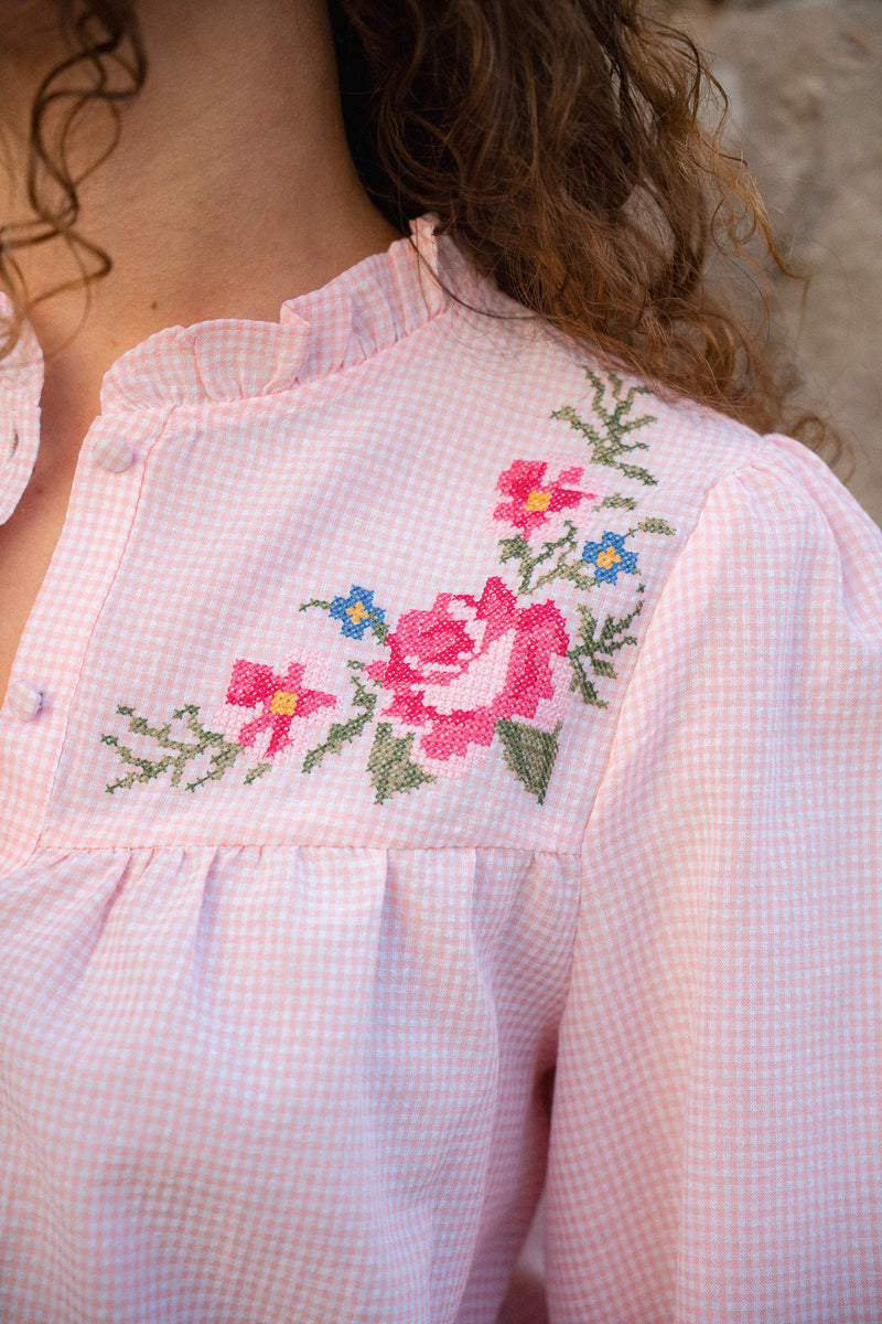 Chemise brodée Iris de la marque IT HIPPIE, haut en tissu léger avec motifs floraux colorés et détails délicats.