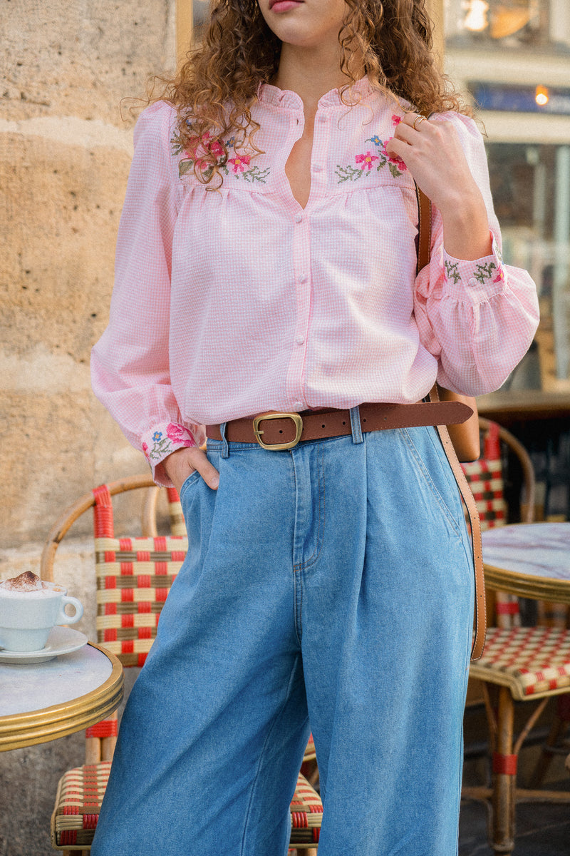 Chemise brodée Iris de la marque IT HIPPIE, haut en tissu léger avec broderies délicates, vue de face.