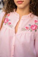 Chemise brodée Iris de la marque IT HIPPIE, haut féminin avec motifs floraux délicats, tissu léger et élégant.