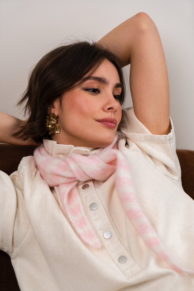 Foulard en maille Nils de la marque IT HIPPIE, motif élégant et texture douce, porté autour du cou.