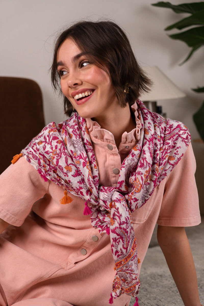 Foulard Anatole de la marque IT HIPPIE, accessoire de mode coloré avec motifs élégants, porté autour du cou.