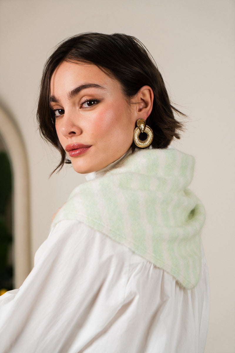 Foulard Maile de la marque IT HIPPIE, élégant avec motif coloré, porté autour du cou, sur un fond neutre.