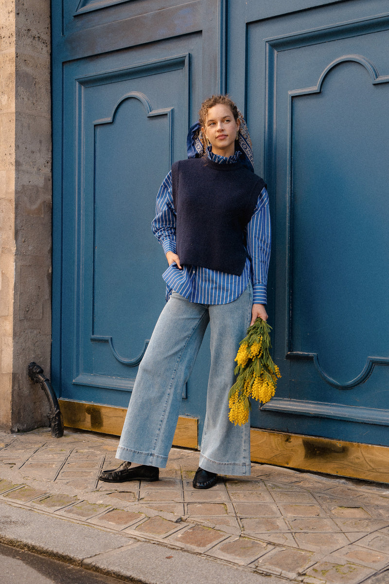 Gilet sans manches Liam de la marque IT HIPPIE, veste légère pour femme, détail de la texture et du design.