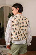 Gilet sans manches Jules de la marque IT HIPPIE, veste légère pour femme, vue de face sur fond neutre.