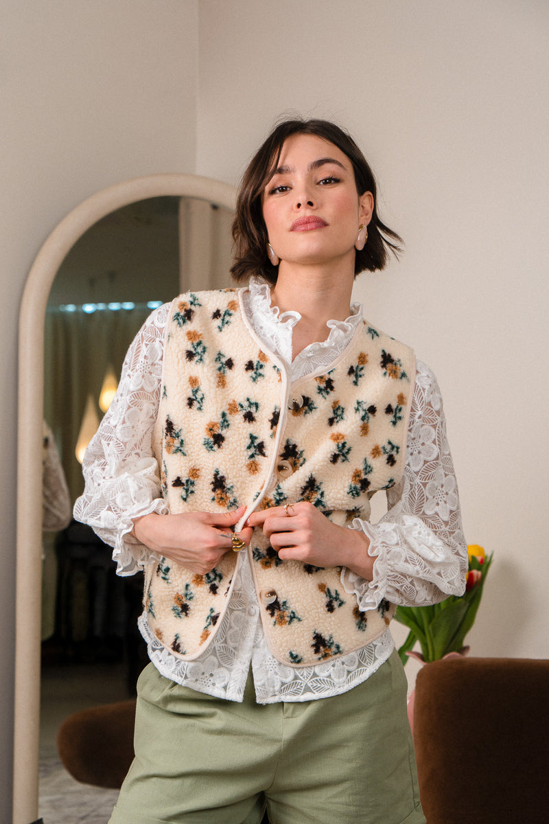 Gilet sans manches Jules de la marque IT HIPPIE, veste légère pour femme, en tissu côtelé beige, vue de face.