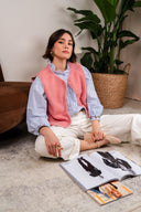 Gilet sans manches Éwan de la marque IT HIPPIE, veste légère en tissu, porté en extérieur, couleur neutre.