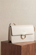 Sac Firmin femme en cuir écru, forme rectangulaire compacte à bandoulière - It Hippie