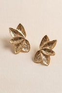 Boucles d'oreilles Suzon en acier inoxydable doré, détail signature qui capte la lumière - It Hippie