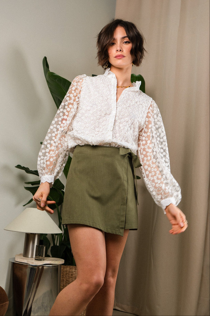 Jupe-short Eliott kaki de la marque IT HIPPIE, vêtement tendance pour femme, vue en détail sur fond neutre.
