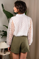 Jupe-short Eliott kaki de la marque IT HIPPIE, coupe courte et style décontracté, portée sur mannequin.