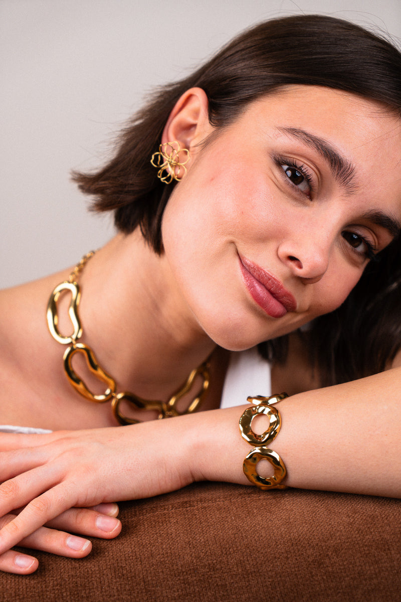 Manchette bijou Bertille de la marque IT HIPPIE, bracelet élégant en métal avec détails tendance, porté sur le poignet.
