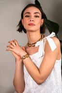 Bracelet manchette Bertille en bijoux IT HIPPIE avec détails élégants et finition métallique, porté sur le poignet.