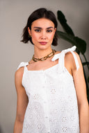 Robe Alia de la marque IT HIPPIE, coupe fluide et élégante, en tissu léger, portée par une mannequin.