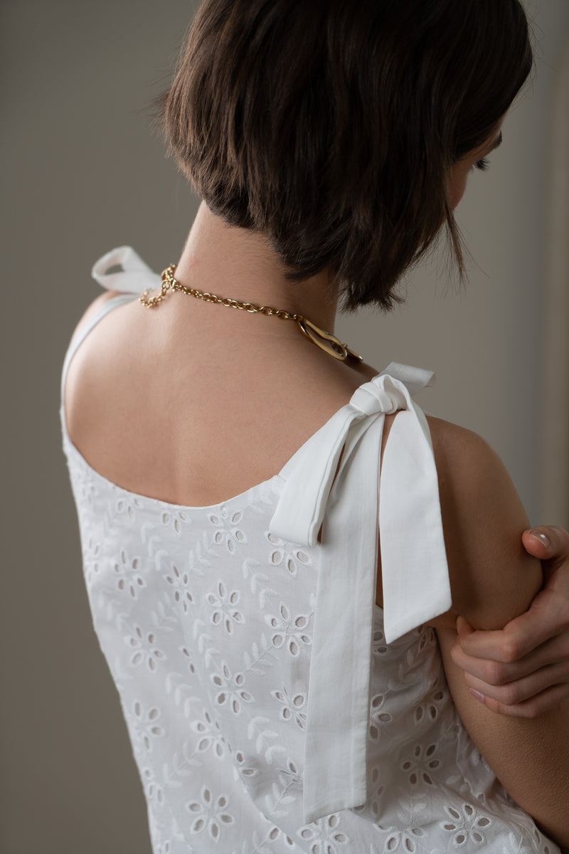 Robe Alia de IT HIPPIE en tissu léger avec motif floral, portée avec manches longues et coupe élégante.