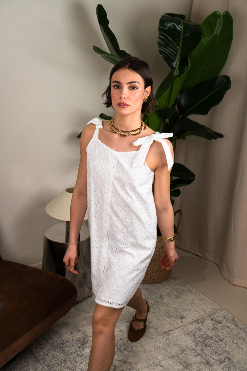 Robe Alia de la marque IT HIPPIE, en tissu fluide avec motifs colorés, portée avec manches longues et ceinture à la taille.