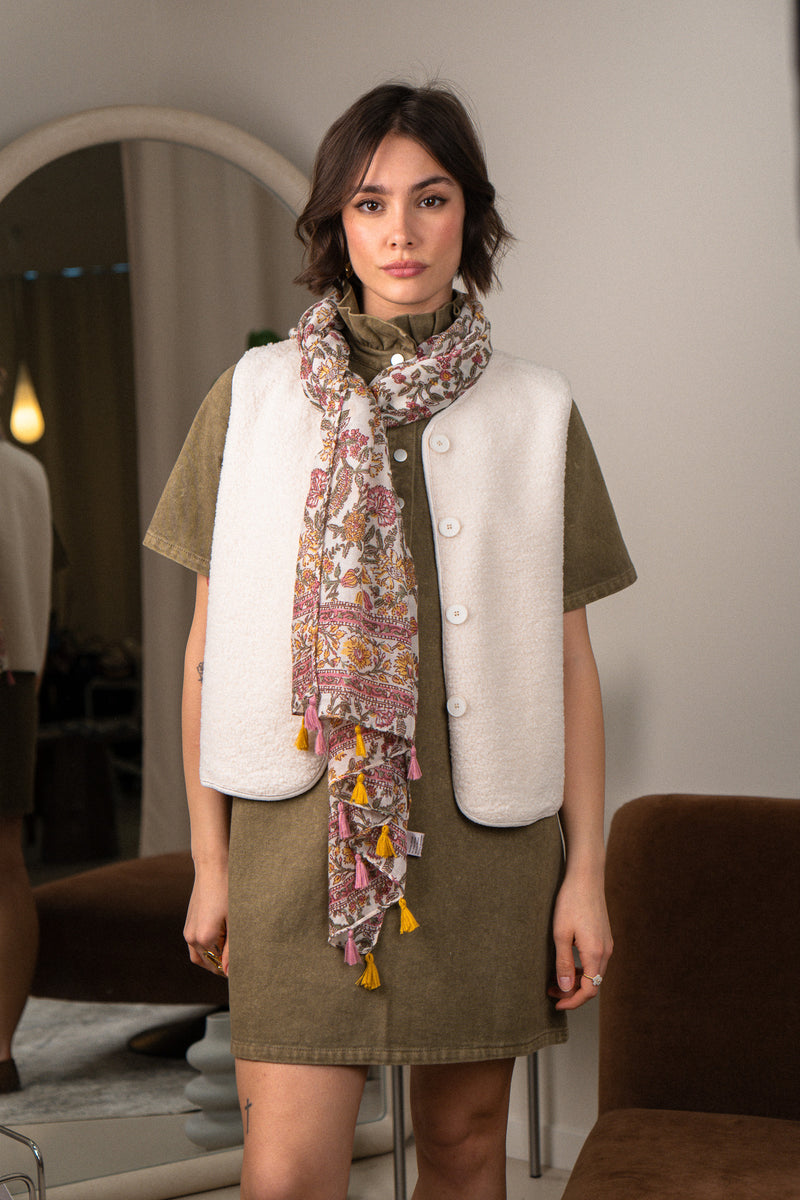 Robe Lya kaki de la marque IT HIPPIE, longueur moyenne avec détails en tissu léger et style bohème.