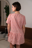 Robe Léa de la marque IT HIPPIE, en tissu léger avec motifs floraux et décolleté en V, portée avec des accessoires.
