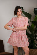 Robe Léa IT HIPPIE en tissu léger avec détails élégants, portée sur mannequin avec fond neutre.