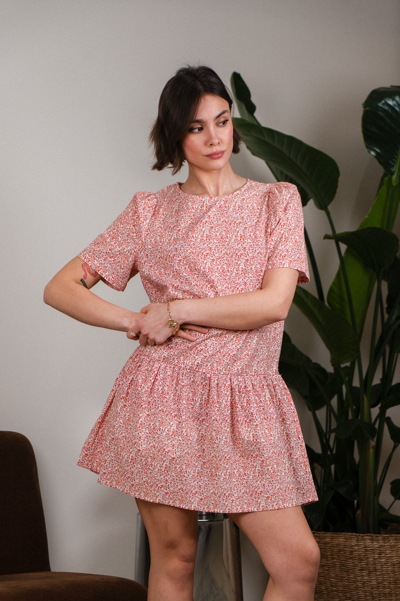 Robe Léa IT HIPPIE en tissu léger avec détails élégants, portée sur mannequin avec fond neutre.
