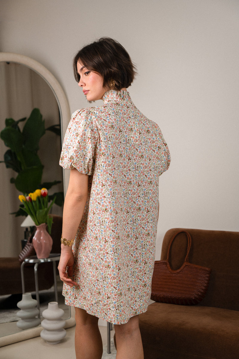Robe Élia d'IT HIPPIE en tissu léger, couleur vive, avec détails floraux et coupe fluide, portée sur mannequin.