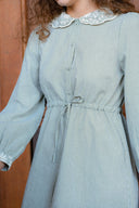 Robe Célie de la marque IT HIPPIE, vêtement féminin en tissu léger avec motifs floraux, portée avec manches longues et coupe fluide.